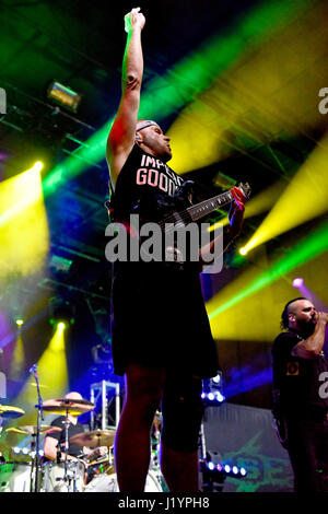 Las Vegas, USA. Apr 21, 2017. Adam Dutkiewicz, guitariste de Kill Switch s'engager à Las Stique dans le centre-ville d'Event Center (DLVEC) à Las Vegas Nevada - Crédit : Ken Howard/Alamy Live News Banque D'Images