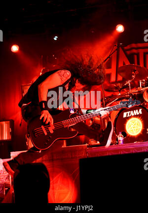 Las Vegas, USA. Apr 21, 2017. Las Vegas, Nevada, 21 avril 2017 - Frank Bello, le bassiste d'Anthrax à Las Stique dans le centre-ville d'Event Center (DLVEC) à Las Vegas Nevada Crédit : Ken Howard/Alamy Live News Banque D'Images