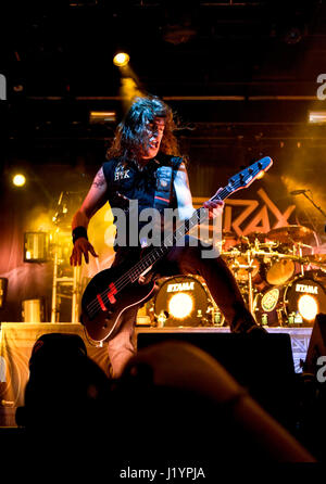 Las Vegas, USA. Apr 21, 2017. Las Vegas, Nevada, 21 avril 2017 - Frank Bello, le bassiste d'Anthrax à Las Stique dans le centre-ville d'Event Center (DLVEC) à Las Vegas Nevada Crédit : Ken Howard/Alamy Live News Banque D'Images