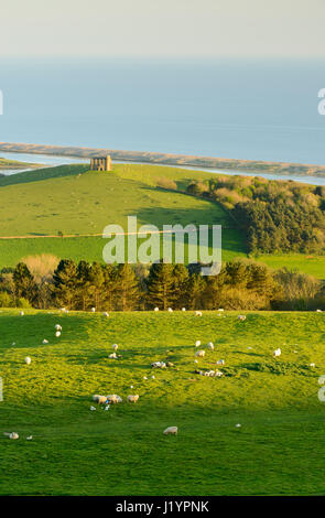 Abbotsbury Hill, Dorset, UK. 22 avr, 2017. Clair et ensoleillé belle fin de la journée avec le bain de soleil du soir basse la Chapelle Sainte Catherine, plage de Chesil et la flotte. Crédit : Dan Tucker/Alamy Live News Banque D'Images