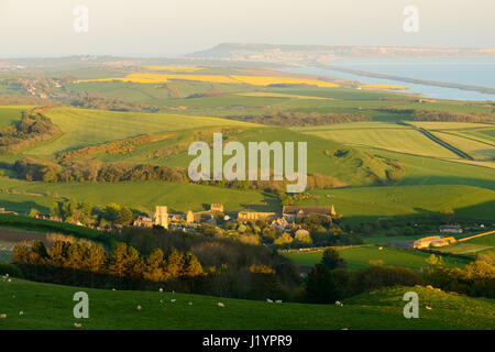 Abbotsbury Hill, Dorset, UK. 22 avr, 2017. Clair et ensoleillé belle fin de la journée avec le bain de soleil du soir basse le village d'Abbotsbury. Crédit : Dan Tucker/Alamy Live News Banque D'Images