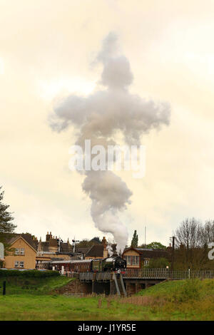 Peterborough, Royaume-Uni. 22 avril, 2017. La Tornade locomotive vapeur 60163 lance un nuage de fumée en forme de croix que fait son chemin de fer de la vallée le long de la Nene à Wansford, Cambridgeshire. La tornade est de faire un "Best of Britain' apparition ce week-end, après avoir récemment roulant à 100km/h sur la ligne principale de la côte est. Crédit : Paul Marriott/Alamy Live News Banque D'Images