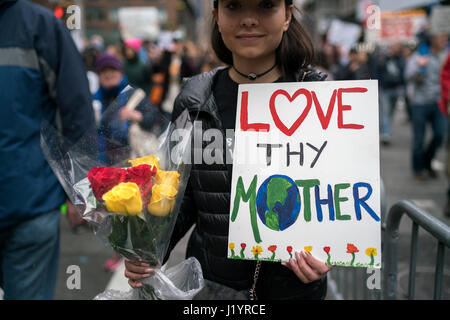 New York, USA. 22 avr, 2017. Une femme assiste à la marche de la science à Manhattan de New York, États-Unis, le 22 avril 2017. Des dizaines de milliers de personnes, pour la plupart des scientifiques, des étudiants et de la recherche préconise, sont descendus dans les rues de New York et Chicago, samedi à promouvoir la compréhension de la science et de la défendre d'être compromise par les compressions budgétaires du gouvernement fédéral. Credit : Muzi Li/Xinhua/Alamy Live News Banque D'Images