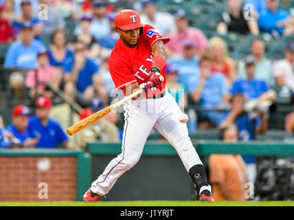 20 avr 2017 : les Rangers du Texas l'arrêt-court Elvis Andrus # 1 lors d'un match entre la MLB Royals de Kansas City et les Rangers du Texas à Globe Life Park à Arlington, TX Texas défait Kansas City en 13 manches par 1-0 Albert Pena/CSM Banque D'Images