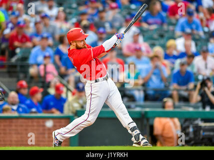 20 avr 2017 : Texas Rangers catcher Jonathan Lucroy # 25 lors d'un match entre la MLB Royals de Kansas City et les Rangers du Texas à Globe Life Park à Arlington, TX Texas défait Kansas City en 13 manches par 1-0 Albert Pena/CSM Banque D'Images