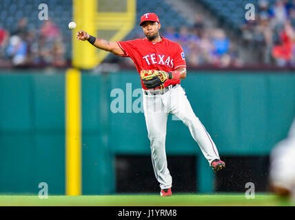 20 avr 2017 : les Rangers du Texas l'arrêt-court Elvis Andrus # 1 lors d'un match entre la MLB Royals de Kansas City et les Rangers du Texas à Globe Life Park à Arlington, TX Texas défait Kansas City en 13 manches par 1-0 Albert Pena/CSM Banque D'Images