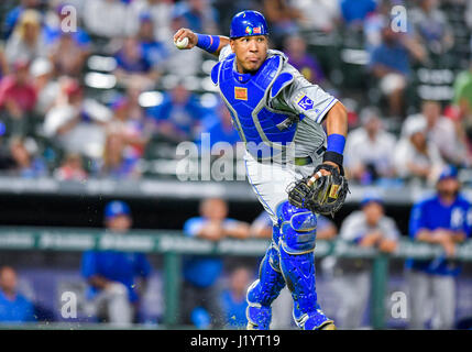 20 avr 2017 : Kansas City Royals catcher Salvador Perez # 13 lors d'un match entre la MLB Royals de Kansas City et les Rangers du Texas à Globe Life Park à Arlington, TX Texas défait Kansas City en 13 manches par 1-0 Albert Pena/CSM Banque D'Images