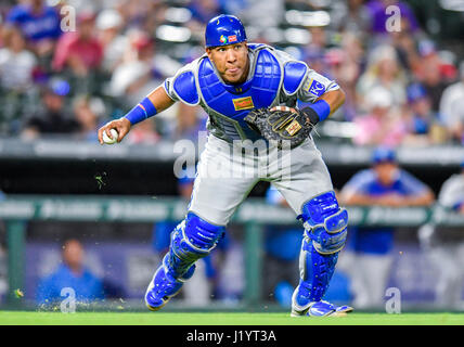 20 avr 2017 : Kansas City Royals catcher Salvador Perez # 13 lors d'un match entre la MLB Royals de Kansas City et les Rangers du Texas à Globe Life Park à Arlington, TX Texas défait Kansas City en 13 manches par 1-0 Albert Pena/CSM Banque D'Images