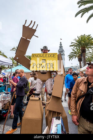 San Francisco, Californie, USA. 22 avril, 2017. Un homme habillé comme un robot géant domine la foule s'échappant d'une manifestation tenue à Justin Herman Plaza San Francisco avant mars pour la science a commencé le 22 avril 2017. L'homme-robot porte un écriteau 'connaissance  = Pouvoir." Des milliers de personnes ont rempli le centre-ville de San Francisco pour montrer à l'aide à la science aux États-Unis tandis que proteste également'atout des coupures importantes dans l'Agence de protection de l'environnement, l'Institut National de la santé et d'autres organisations liées à la science et les programmes. Credit : Shelly Rivoli/Alamy Live News Banque D'Images