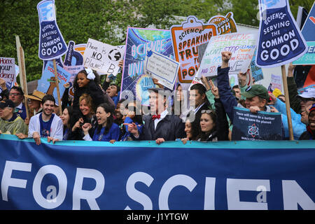 Washington DC, USA. 22 avril, 2017. Bill Nye dirige un groupe de militants et de manifestants dans un mars à la United States capitol pendant la marche de la science. Crédit : Joseph Gruber/Alamy Live News Banque D'Images