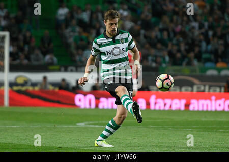 Portugal, Lisbonne, le 22 avril 2017 - FOOTBALL : SPORTING CP x SL Benfica - Sebastian Coates # 13 défenseur uruguayen de sportifs en action lors d'un match de football de première ligue portugaise entre Sporting CP et SL Benfica à Alvalade Stadium le 22 avril 2017 à Lisbonne, Portugal. Photo : Bruno de Carvalho/Alamy Live News Banque D'Images