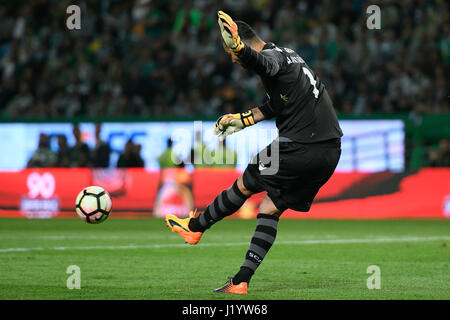 Portugal, Lisbonne, le 22 avril 2017 - FOOTBALL : SPORTING CP x SL Benfica - Rui Patricio # 1 gardien sportives du Portugal en action pendant un match de football de première ligue portugaise entre Sporting CP et SL Benfica à Alvalade Stadium le 22 avril 2017 à Lisbonne, Portugal. Photo : Bruno de Carvalho/Alamy Live News Banque D'Images