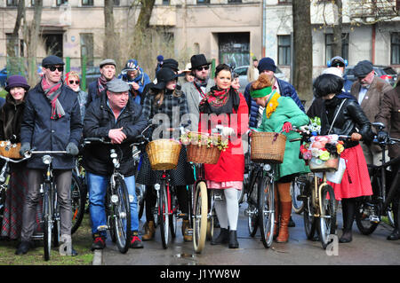 Riga, Lettonie. 22 avr, 2017. Les participants prennent part à l'Assemblée Riga Tweed Ride à Riga, capitale de Lettonie, le 22 avril 2017. Location Local fans habillés en costumes traditionnels le tweed des années 30 se sont réunis pour rouler dans les rues de Riga pour le trajet annuel Riga Tweed le samedi, marquant le début de la semaine du vélo à Riga. Credit : Janis/Xinhua/Alamy Live News Banque D'Images
