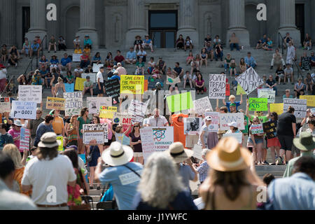 Columbia, États-Unis. 22 avril, 2017. Ouverture de recueillir sur les marches de la South Carolina State House en Colombie-Britannique pour montrer leur soutien à la marche de la science. La marche de la science est la première étape d'un mouvement mondial pour défendre le rôle vital que joue la science dans notre santé, la sécurité, les économies et les gouvernements. Crédit : Sinisa Kukic/Alamy Live News Banque D'Images