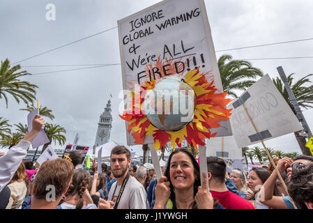 San Francisco, Californie, USA. 22 avril, 2017. 'Ignorer le réchauffement de la planète et nous sommes tous renvoyés ! ! !' se lit un signe d'un globe en saillie 3-D et flammes papier tenue pendant le rallye à Justin Herman Plaza San Francisco avant le mois de mars pour la Science le 22 avril 2017. Des milliers de personnes se sont rassemblées pour l'événement pour montrer à l'aide à la science aux États-Unis tandis que proteste également'atout des coupures importantes dans l'Agence de protection de l'environnement, l'Institut National de la santé et d'autres programmes liés à la science. Une expo-sciences a eu lieu à Civic Center Plaza après le mois de mars. Credit : Shelly Rivoli/Alamy Live News Banque D'Images