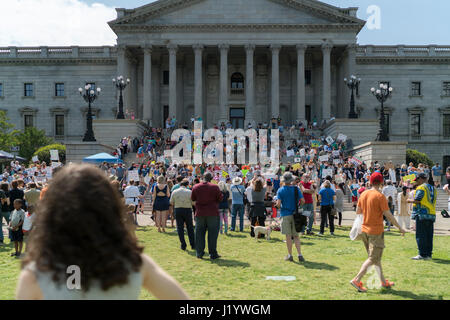 Columbia, États-Unis. 22 avril, 2017. Ouverture de recueillir sur les marches de la South Carolina State House en Colombie-Britannique pour montrer leur soutien à la marche de la science. La marche de la science est la première étape d'un mouvement mondial pour défendre le rôle vital que joue la science dans notre santé, la sécurité, les économies et les gouvernements. Crédit : Sinisa Kukic/Alamy Live News Banque D'Images