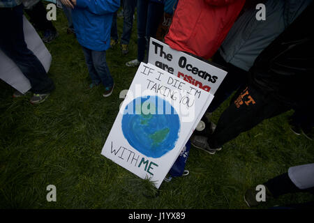 Washington, DC, USA. 22 avr, 2017. Un manifestant à l'inscription pour la Science Mars 2017 - Washington DC. Credit : Rocky Arroyo/ZUMA/Alamy Fil Live News Banque D'Images