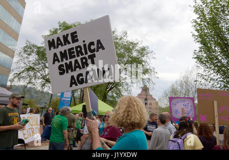 Asheville, Caroline du Nord, USA : 22 avril 2017 - tenir les manifestants pro-science signe avec des slogans tels que 'faire' qui à nouveau l'Amérique Smart parodys Donald Trump, le slogan "make America Great Again' à une marche pour la science sur la Journée de la Terre, le 22 avril 2017 au centre-ville de Asheville, NC. Banque D'Images