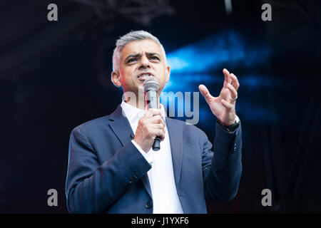 Londres, Royaume-Uni. 22 avril 2017. Sadiq Khan, Maire de Londres s'exprimant sur la scène du St George's Day célébrations à Trafalgar Square à Londres. Saint George's Day est le jour de fête de Saint George. Il est célébré par diverses Églises chrétiennes et par les Nations unies, plusieurs royaumes, pays et villes dont Saint Georges est le saint patron. Saint George's Day est célébré le 23 avril, la date traditionnellement acceptées de Saint George's mort en 303 AD. Credit : Londres pix/Alamy Live News Banque D'Images