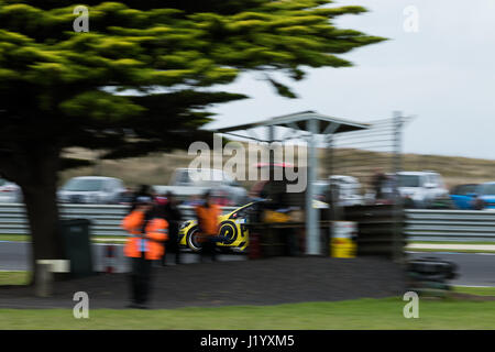 Melbourne, Australie. Apr 23, 2017. Lee Holdsworth 18 conduire pour Charlie Schwerkolt/course de voitures pendant la course de Preston 2017 WD-40 500 Phillip Island, en Australie le 23 avril 2017. Photo : Dave Hewison Crédit : Dave Hewison Sports/Alamy Live News Banque D'Images