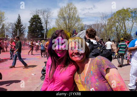 London, Ontario, Canada, le 22 avril 2017. Deux adolescentes avec paing visage souriant à l'appareil photo au parc Victoria au cours de l'Holi Festival du printemps, aussi connu comme Rangwali Dhulandi Dhuleti Holi,,, Phagwah, ou simplement en tant que festival de couleurs, une fête hindoue pour fêter l'arrivée du printemps à London, Ontario, Canada. Credit : Rubens Alarcon/Alamy Live News. Banque D'Images