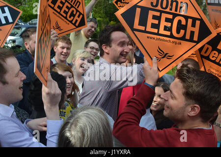 Didsbury, UK. 22 avril, 2017. John Leech est accueilli et entouré par des foules de partisans comme il arrive à Didsbury pour livrer sa première campagne rally discours de l'élection générale de 2017. Leech était la démocrate libérale MP pour Manchester Withington à partir de 2005 jusqu'en 2015 quand il a perdu à la main-d'œuvre. Leech a été élu au Conseil de Manchester en 2016 comme la seule opposition, balayant en hausse de 53  % des voix. Il est dans l'espoir de retrouver l'Withington siège parlementaire dans l'élection générale de 2017. Il a promis de lutter contre un disque Brexit, disant travail et conservateurs avaient laissé Manchester sur Brexit. Banque D'Images