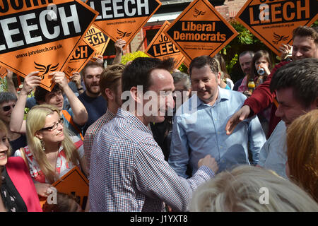 Didsbury, UK. 22 avril, 2017. John Leech est accueilli et entouré par des foules de partisans comme il arrive à Didsbury pour livrer sa première campagne rally discours de l'élection générale de 2017. Leech était la démocrate libérale MP pour Manchester Withington à partir de 2005 jusqu'en 2015 quand il a perdu à la main-d'œuvre. Leech a été élu au Conseil de Manchester en 2016 comme la seule opposition, balayant en hausse de 53  % des voix. Il est dans l'espoir de retrouver l'Withington siège parlementaire dans l'élection générale de 2017. Il a promis de lutter contre un disque Brexit, disant travail et conservateurs avaient laissé Manchester sur Brexit. Banque D'Images