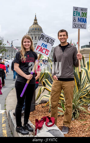 San Francisco, Californie, USA. 22 avril, 2017. Un jeune pair de Palo Alto tenir signe en face de l'Hôtel de ville de San Francisco à la fin de la marche de la Science le 22 avril 2017. Un signe indique 'Les physiciens pour faits' et l'autre se lit "Nous avons besoin d'EPA, DOE & NOAA la science." Des milliers de personnes se sont rassemblées pour l'événement pour montrer à l'aide à la science aux États-Unis tandis que proteste également'atout des coupures importantes dans l'Agence de protection de l'environnement, l'Institut National de la santé et d'autres programmes liés à la science. Une expo-sciences a eu lieu à Civic Center Plaza après le mois de mars. Credit : Shelly Rivoli/Alamy Vivre sw Banque D'Images