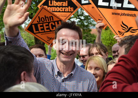 Didsbury, UK. 22 avril, 2017. John Leech est accueilli et entouré par des foules de partisans comme il arrive à Didsbury pour livrer sa première campagne rally discours de l'élection générale de 2017. Leech était la démocrate libérale MP pour Manchester Withington à partir de 2005 jusqu'en 2015 quand il a perdu à la main-d'œuvre. Leech a été élu au Conseil de Manchester en 2016 comme la seule opposition, balayant en hausse de 53  % des voix. Il est dans l'espoir de retrouver l'Withington siège parlementaire dans l'élection générale de 2017. Il a promis de lutter contre un disque Brexit, disant travail et conservateurs avaient laissé Manchester sur Brexit. Banque D'Images