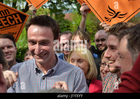 Didsbury, UK. 22 avril, 2017. John Leech est accueilli et entouré par des foules de partisans comme il arrive à Didsbury pour livrer sa première campagne rally discours de l'élection générale de 2017. Leech était la démocrate libérale MP pour Manchester Withington à partir de 2005 jusqu'en 2015 quand il a perdu à la main-d'œuvre. Leech a été élu au Conseil de Manchester en 2016 comme la seule opposition, balayant en hausse de 53  % des voix. Il est dans l'espoir de retrouver l'Withington siège parlementaire dans l'élection générale de 2017. Il a promis de lutter contre un disque Brexit, disant travail et conservateurs avaient laissé Manchester sur Brexit. Banque D'Images