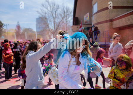 London, Ontario, Canada, le 22 avril 2017. Une foule de fêtards se rassemblent au parc Victoria pour le Holi Festival du printemps, aussi connu comme Rangwali Dhulandi Dhuleti Holi,,, Phagwah, ou simplement en tant que festival de couleurs, une fête hindoue pour fêter l'arrivée du printemps à London, Ontario, Canada. Credit : Rubens Alarcon/Alamy Live News. Banque D'Images