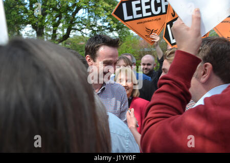 Didsbury, UK. 22 avril, 2017. John Leech est accueilli et entouré par des foules de partisans comme il arrive à Didsbury pour livrer sa première campagne rally discours de l'élection générale de 2017. Leech était la démocrate libérale MP pour Manchester Withington à partir de 2005 jusqu'en 2015 quand il a perdu à la main-d'œuvre. Leech a été élu au Conseil de Manchester en 2016 comme la seule opposition, balayant en hausse de 53  % des voix. Il est dans l'espoir de retrouver l'Withington siège parlementaire dans l'élection générale de 2017. Il a promis de lutter contre un disque Brexit, disant travail et conservateurs avaient laissé Manchester sur Brexit. Banque D'Images