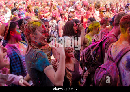 London, Ontario, Canada, le 22 avril 2017. Les gens se rassemblent au parc Victoria pour le Holi Festival du printemps, aussi connu comme Rangwali Dhulandi Dhuleti Holi,,, Phagwah, ou simplement en tant que festival de couleurs, une fête hindoue pour fêter l'arrivée du printemps à London, Ontario, Canada. Credit : Rubens Alarcon/Alamy Live News. Banque D'Images