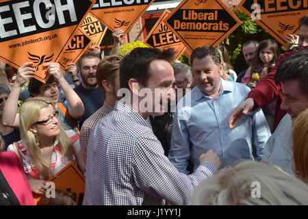 Didsbury, UK. 22 avril, 2017. John Leech est accueilli et entouré par des foules de partisans comme il arrive à Didsbury pour livrer sa première campagne rally discours de l'élection générale de 2017. Leech était la démocrate libérale MP pour Manchester Withington à partir de 2005 jusqu'en 2015 quand il a perdu à la main-d'œuvre. Leech a été élu au Conseil de Manchester en 2016 comme la seule opposition, balayant en hausse de 53  % des voix. Il est dans l'espoir de retrouver l'Withington siège parlementaire dans l'élection générale de 2017. Il a promis de lutter contre un disque Brexit, disant travail et conservateurs avaient laissé Manchester sur Brexit. Banque D'Images