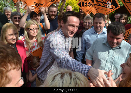 Didsbury, UK. 22 avril, 2017. John Leech est accueilli et entouré par des foules de partisans comme il arrive à Didsbury pour livrer sa première campagne rally discours de l'élection générale de 2017. Leech était la démocrate libérale MP pour Manchester Withington à partir de 2005 jusqu'en 2015 quand il a perdu à la main-d'œuvre. Leech a été élu au Conseil de Manchester en 2016 comme la seule opposition, balayant en hausse de 53  % des voix. Il est dans l'espoir de retrouver l'Withington siège parlementaire dans l'élection générale de 2017. Il a promis de lutter contre un disque Brexit, disant travail et conservateurs avaient laissé Manchester sur Brexit. Banque D'Images