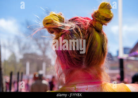 London, Ontario, Canada, le 22 avril 2017. Les gens se rassemblent au parc Victoria pour le Holi Festival du printemps, aussi connu comme Rangwali Dhulandi Dhuleti Holi,,, Phagwah, ou simplement en tant que festival de couleurs, une fête hindoue pour fêter l'arrivée du printemps à London, Ontario, Canada. Credit : Rubens Alarcon/Alamy Live News. Banque D'Images