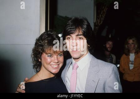 Photo d'archives. 22 avr, 2107. Actrice populaire Erin Moran, un pilier à la TV à partir de la fin des années 60 au milieu des années 80, et surtout connue pour son rôle de gosse-soeur dans le sitcom 'Happy Days, ' est mort. Elle a été 56. Compétentes dans l'Indiana a trouvé son corps samedi après-midi après avoir obtenu un appel 911 à 4:07 h pour 'une femme ne répond pas." Les premiers intervenants a trouvé sa DOA. Photo : Scott Baio avec Erin Moran.e4343c.fourni par Photos, inc. : crédit fourni par Globe Photos, Inc/Globe Photos/ZUMAPRESS.com/Alamy Live News Banque D'Images