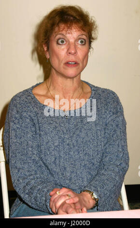 22 avril 2107 - DOSSIER PHOTO - actrice populaire Erin Moran, un pilier à la TV à partir de la fin des années 60 au milieu des années 80, et surtout connue pour son rôle de gosse-soeur dans le sitcom 'Happy Days, ' est mort. Elle a été 56. Compétentes dans l'Indiana a trouvé son corps samedi après-midi après avoir obtenu un appel 911 à 4:07 h pour 'une femme ne répond pas." Les premiers intervenants a trouvé sa DOA. Sur la photo : le 22 janvier 2005 - New York, New York, États-Unis - K41210ML.JOUR 2 DE LA BIG APPLE ART BANDE DESSINÉE BOK ET TOY SHOW Penn Plaza Pavilion NEW YORK New York 01-22-2005. - 2005.ERIN MORAN(Image Crédit : © Mitchell Levy/Photos/ZUMAPRESS.com) Globe Banque D'Images