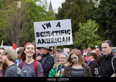 Seattle, Washington, USA. 22 avril, 2017. Femme est titulaire d'un signe de protestation à la manifestation en Cal Anderson Park. La marche de la science Seattle est un organisme non partisan et sœur rallye mars à la Marche Nationale pour la Science et plus de 600 villes à travers le monde le jour de la Terre. Des milliers ont défilé du cal Anderson Park dans le quartier de Capitol Hill à Seattle Center pour célébrer la science et le rôle qu'il joue dans la vie quotidienne ainsi que pour protester contre les politiques de l'atout de l'administration. Banque D'Images