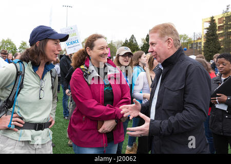 Seattle, Washington, USA. 22 avril, 2017. Seattle le maire Ed Murray partisans accueille au rassemblement en Cal Anderson Park. La marche de la science Seattle est un organisme non partisan et sœur rallye mars à la Marche Nationale pour la Science et plus de 600 villes à travers le monde le jour de la Terre. Des milliers ont défilé du cal Anderson Park dans le quartier de Capitol Hill à Seattle Center pour célébrer la science et le rôle qu'il joue dans la vie quotidienne ainsi que pour protester contre les politiques de l'atout de l'administration. Banque D'Images