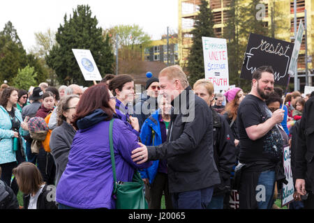 Seattle, Washington, USA. 22 avril, 2017. Seattle le maire Ed Murray partisans accueille au rassemblement en Cal Anderson Park. Lle pour la Science Mars Seattle est un organisme non partisan et sœur rallye mars à la Marche Nationale pour la Science et plus de 600 villes à travers le monde le jour de la Terre. Des milliers ont défilé du cal Anderson Park dans le quartier de Capitol Hill à Seattle Center pour célébrer la science et le rôle qu'il joue dans la vie quotidienne ainsi que pour protester contre les politiques de l'atout de l'administration. Banque D'Images