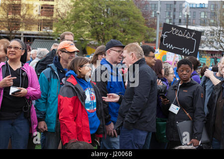 Seattle, Washington, USA. 22 avril, 2017. Seattle le maire Ed Murray parle avec Vandana représentant au rassemblement en Slatter Cal Anderson Park. La marche de la science Seattle est un organisme non partisan et sœur rallye mars à la Marche Nationale pour la Science et plus de 600 villes à travers le monde le jour de la Terre. Des milliers ont défilé du cal Anderson Park dans le quartier de Capitol Hill à Seattle Center pour célébrer la science et le rôle qu'il joue dans la vie quotidienne ainsi que pour protester contre les politiques de l'atout de l'administration. Banque D'Images