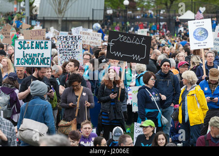 Seattle, Washington, USA. 22 avril, 2017. Les manifestants tiennent des affiches à la manifestation à Cal Anderson Park. La marche de la science Seattle est un organisme non partisan et sœur rallye mars à la Marche Nationale pour la Science et plus de 600 villes à travers le monde le jour de la Terre. Des milliers ont défilé du cal Anderson Park dans le quartier de Capitol Hill à Seattle Center pour célébrer la science et le rôle qu'il joue dans la vie quotidienne ainsi que pour protester contre les politiques de l'atout de l'administration. Banque D'Images