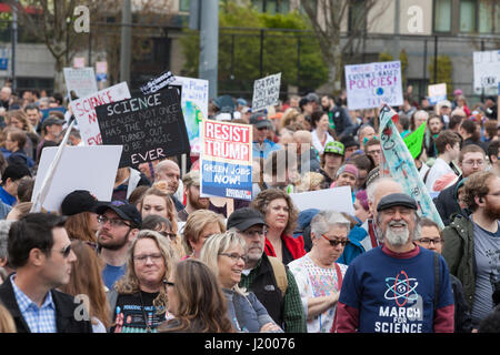 Seattle, Washington, USA. 22 avril, 2017. Foule de manifestants à la manifestation en Cal Anderson Park. La marche de la science Seattle est un organisme non partisan et sœur rallye mars à la Marche Nationale pour la Science et plus de 600 villes à travers le monde le jour de la Terre. Des milliers ont défilé du cal Anderson Park dans le quartier de Capitol Hill à Seattle Center pour célébrer la science et le rôle qu'il joue dans la vie quotidienne ainsi que pour protester contre les politiques de l'atout de l'administration. Banque D'Images