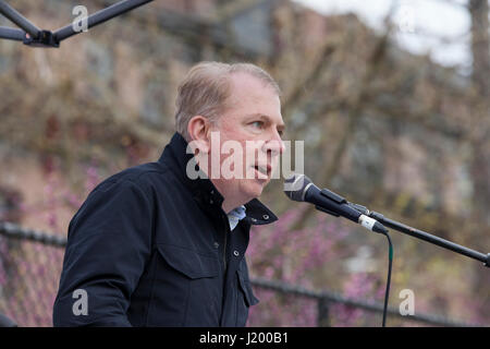 Seattle, Washington, USA. 22 avril, 2017. Seattle le maire Ed Murray parle à l'auditoire au rassemblement en Cal Anderson Park. La marche de la science Seattle, un organisme non partisan et sœur rallye mars à la Marche Nationale pour la Science et plus de 600 villes à travers le monde le jour de la Terre. Des milliers ont défilé du cal Anderson Park dans le quartier de Capitol Hill à Seattle Center pour célébrer la science et le rôle qu'il joue dans la vie quotidienne ainsi que pour protester contre les politiques de l'atout de l'administration. Banque D'Images