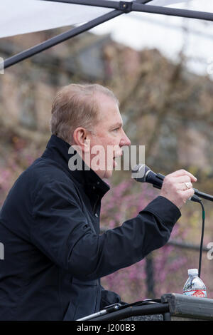 Seattle, Washington, USA. 22 avril, 2017. Seattle le maire Ed Murray parle à l'auditoire au rassemblement en Cal Anderson Park. La marche de la science Seattle, un organisme non partisan et sœur rallye mars à la Marche Nationale pour la Science et plus de 600 villes à travers le monde le jour de la Terre. Des milliers ont défilé du cal Anderson Park dans le quartier de Capitol Hill à Seattle Center pour célébrer la science et le rôle qu'il joue dans la vie quotidienne ainsi que pour protester contre les politiques de l'atout de l'administration. Banque D'Images