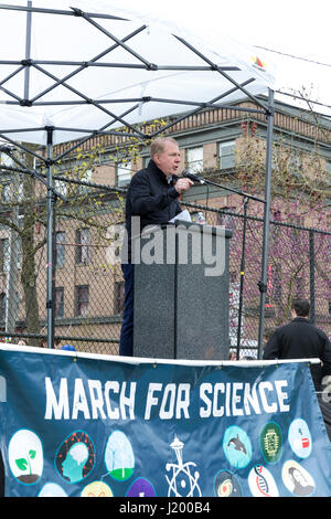 Seattle, Washington, USA. 22 avril, 2017. Seattle le maire Ed Murray parle à l'auditoire au rassemblement en Cal Anderson Park. La marche de la science Seattle, un organisme non partisan et sœur rallye mars à la Marche Nationale pour la Science et plus de 600 villes à travers le monde le jour de la Terre. Des milliers ont défilé du cal Anderson Park dans le quartier de Capitol Hill à Seattle Center pour célébrer la science et le rôle qu'il joue dans la vie quotidienne ainsi que pour protester contre les politiques de l'atout de l'administration. Banque D'Images