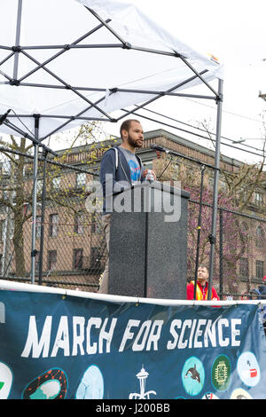 Seattle, Washington, USA. 22 avril, 2017. Tyler Valentine parle à l'auditoire au rassemblement en Cal Anderson Park. La marche de la science Seattle est un organisme non partisan et sœur rallye mars à la Marche Nationale pour la Science et plus de 600 villes à travers le monde le jour de la Terre. Des milliers ont défilé du cal Anderson Park dans le quartier de Capitol Hill à Seattle Center pour célébrer la science et le rôle qu'il joue dans la vie quotidienne ainsi que pour protester contre les politiques de l'atout de l'administration. Banque D'Images