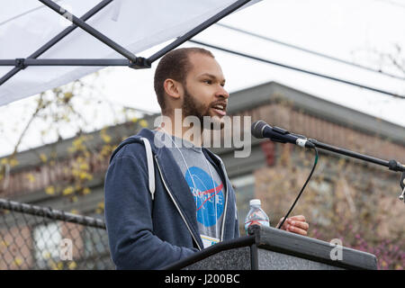 Seattle, Washington, USA. 22 avril, 2017. Tyler Valentine parle à l'auditoire au rassemblement en Cal Anderson Park. La marche de la science Seattle est un organisme non partisan et sœur rallye mars à la Marche Nationale pour la Science et plus de 600 villes à travers le monde le jour de la Terre. Des milliers ont défilé du cal Anderson Park dans le quartier de Capitol Hill à Seattle Center pour célébrer la science et le rôle qu'il joue dans la vie quotidienne ainsi que pour protester contre les politiques de l'atout de l'administration. Banque D'Images