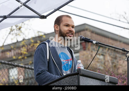 Seattle, Washington, USA. 22 avril, 2017. Tyler Valentine parle à l'auditoire au rassemblement en Cal Anderson Park. La marche de la science Seattle est un organisme non partisan et sœur rallye mars à la Marche Nationale pour la Science et plus de 600 villes à travers le monde le jour de la Terre. Des milliers ont défilé du cal Anderson Park dans le quartier de Capitol Hill à Seattle Center pour célébrer la science et le rôle qu'il joue dans la vie quotidienne ainsi que pour protester contre les politiques de l'atout de l'administration. Banque D'Images